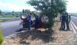 Traktör devrildi, sürücü enkaz altında kaldı