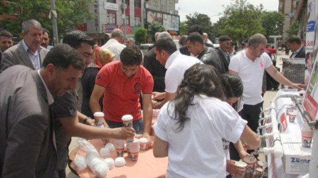 1,5 ton sıcak süt dağıttılar