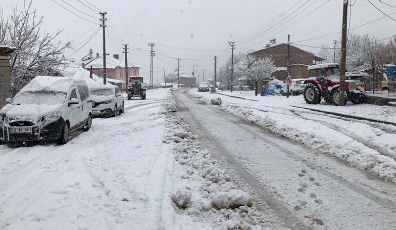 Köy yollarında çalışmalar sürüyor