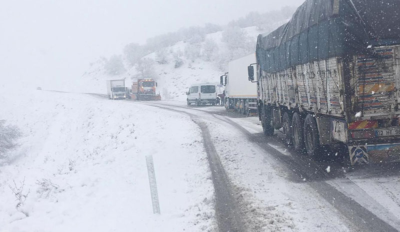 Araçlar yolda mahsur kaldı!