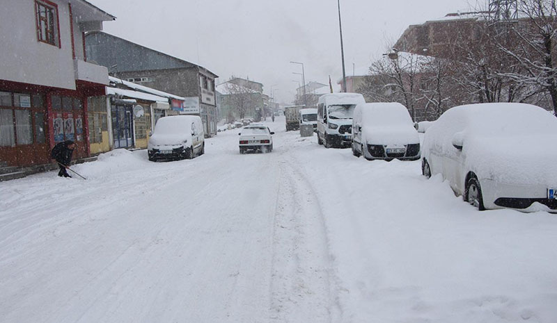 Karlıova`da kar hayatı durdurdu