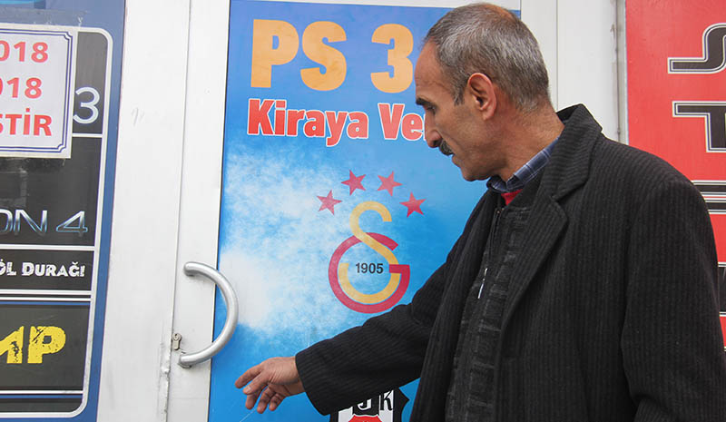 Hırsızlar playstation salonunu soydu