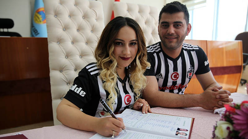 Gelinlik Ve Damatlık Yerine Beşiktaş Forması
