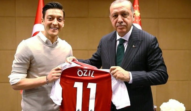 Steinmeier`den Mesut Özil`e tehdit gibi sözler