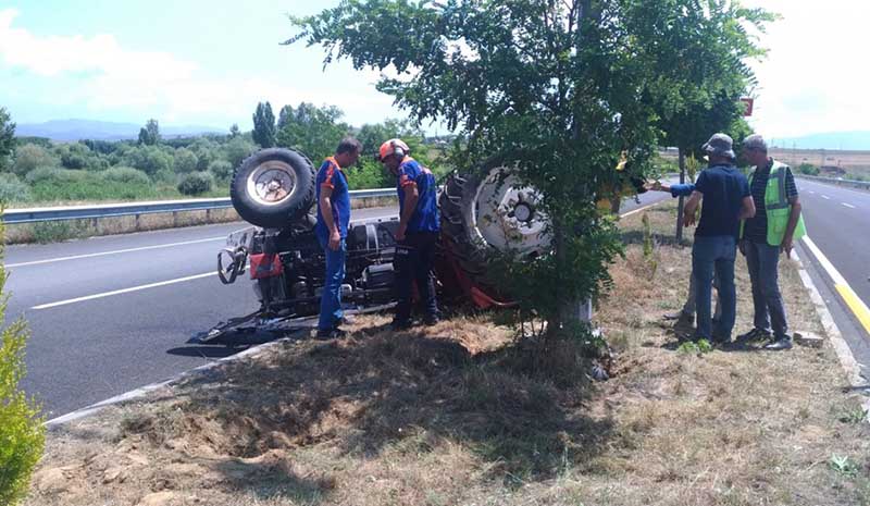 Traktör devrildi, sürücü enkaz altında kaldı