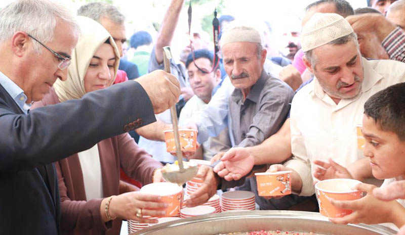 3 bin kişilik aşure ikram edildi