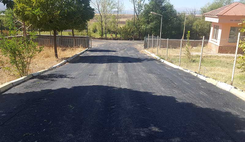 Okul yolu asfaltlandı