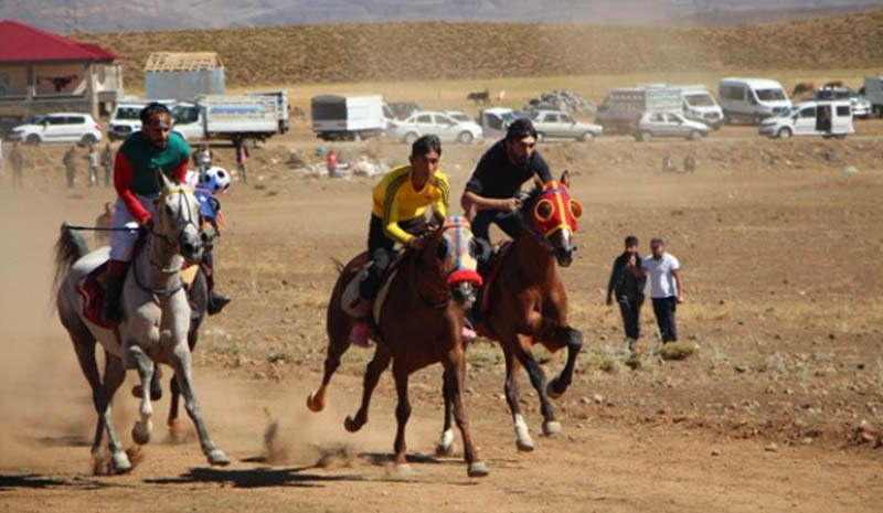 At yarışları geleneği sürüyor