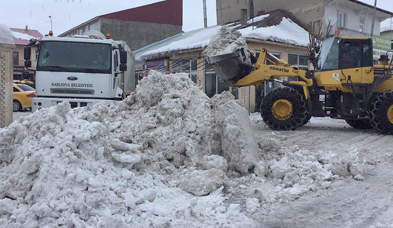 Günlük 70 kamyon kar taşınıyor