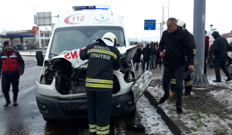 Ambulans ile kamyonet çarpıştı