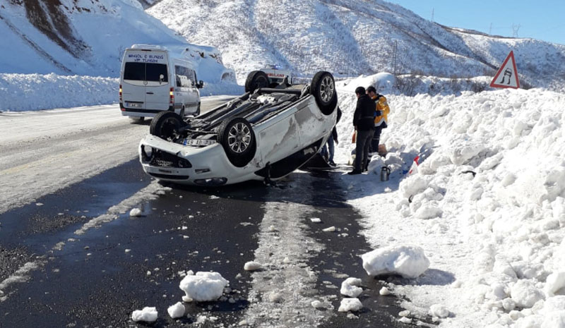 Buzlanma kazaya neden oldu: 5 yaralı