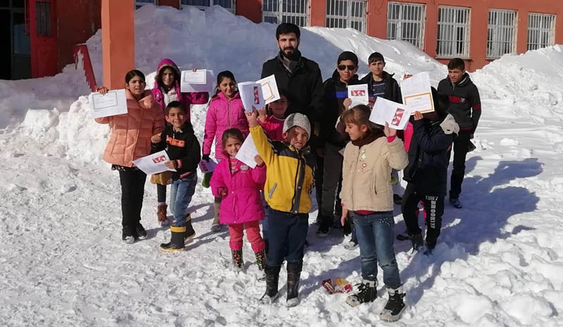 Köy yolu açıldı, çocuklar karne aldı