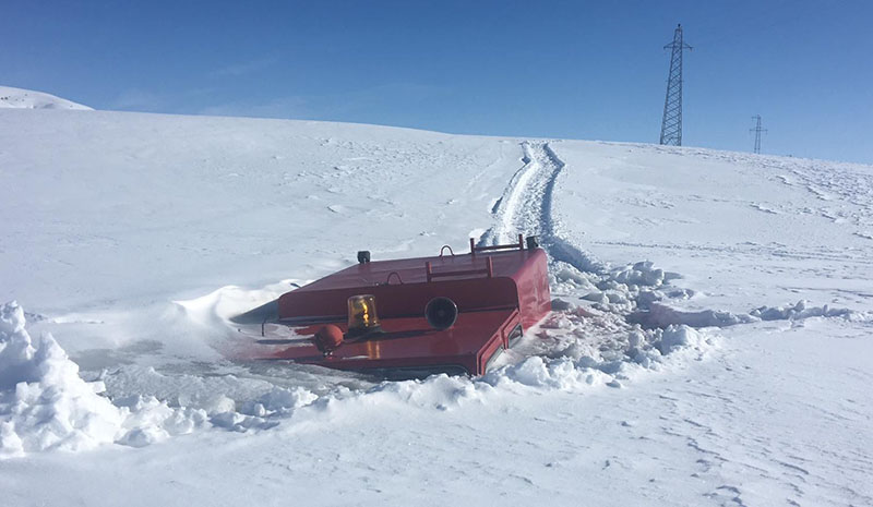 Buz kırıldı, paletli araç suya gömüldü