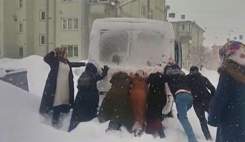 Kara saplanan aracı öğretmenler iterek çıkardı