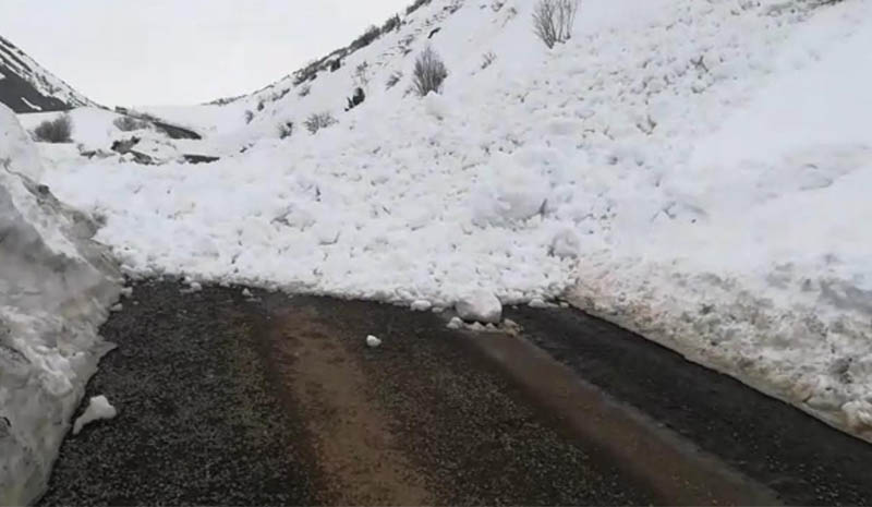 Çığ düştü, araçlar mahsur kaldı