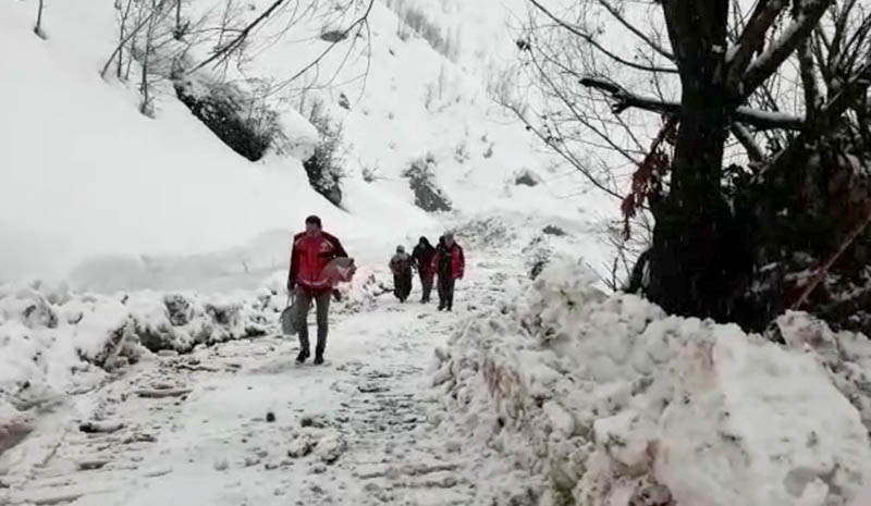 Hamile kadın, 6 saatte hastaneye ulaştırıldı