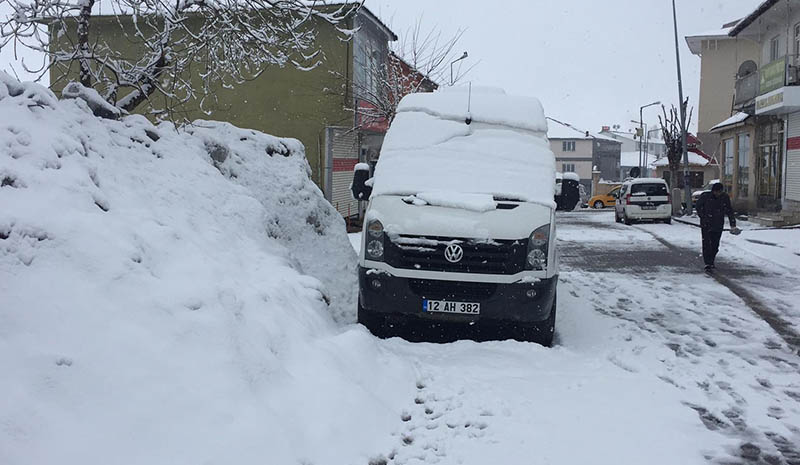 Karlıova güne karla uyandı