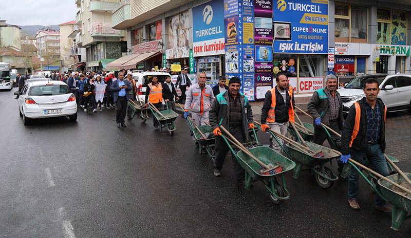 Temizlik Personelleriyle Çöp Topladılar
