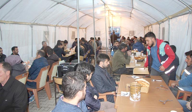 Karlıova`da geleneksel iftar çadırı