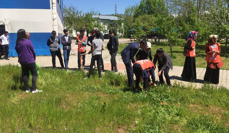 Öğrenciler Ve Gönüllüler Fidan Dikti