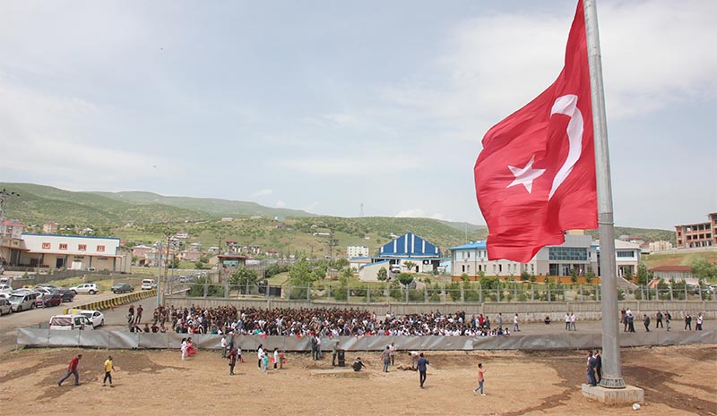 350 metrekarelik bayrak göndere çekildi!