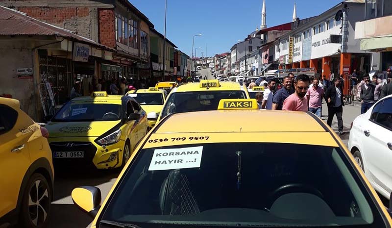 Karlıova`da taksiler kontak kapattı