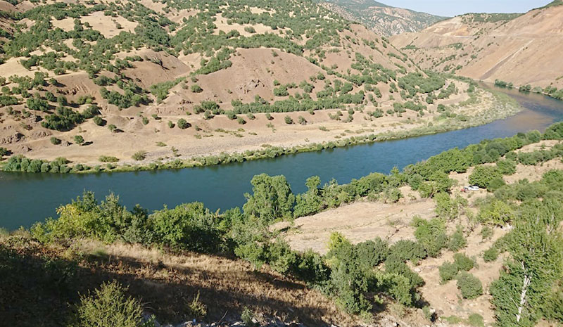 Serinlemek için girdiği nehirde hayatını kaybetti