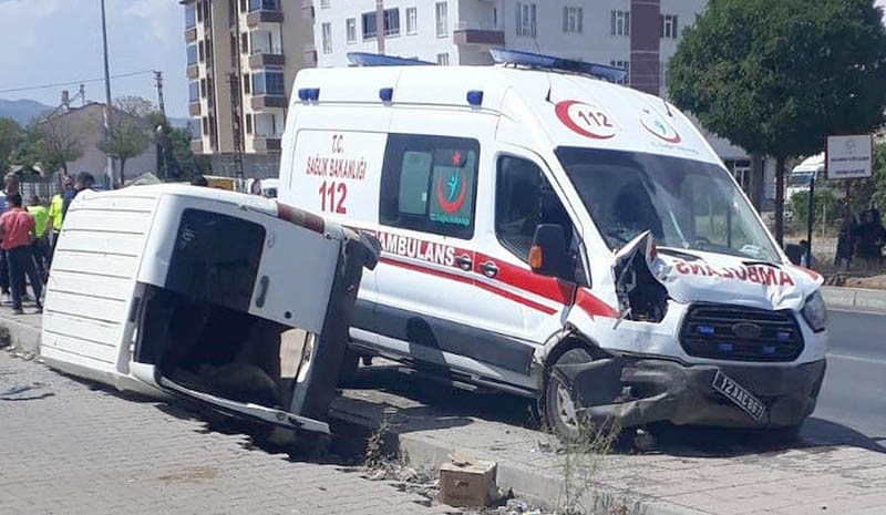 Ambulans ile hafif ticari araç çarpıştı: 6 yaralı