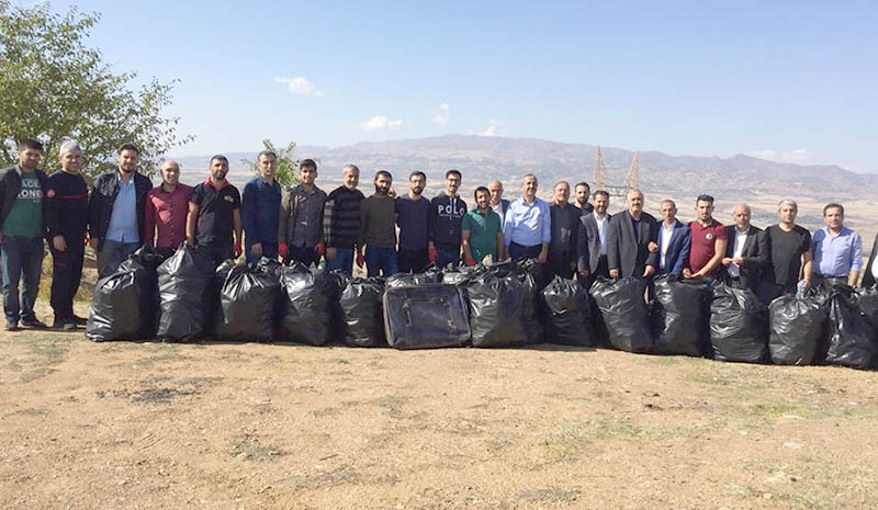 Gönüllülerle ile birlikte çöp topladı