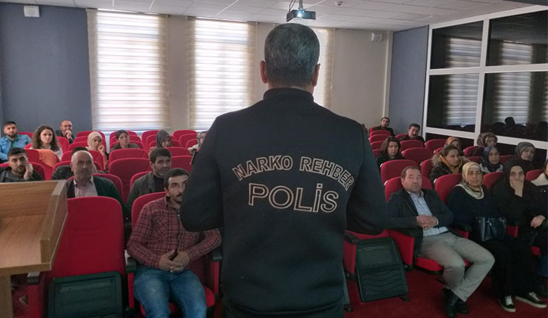 Velilere uyuşturucuyla mücadele semineri verildi