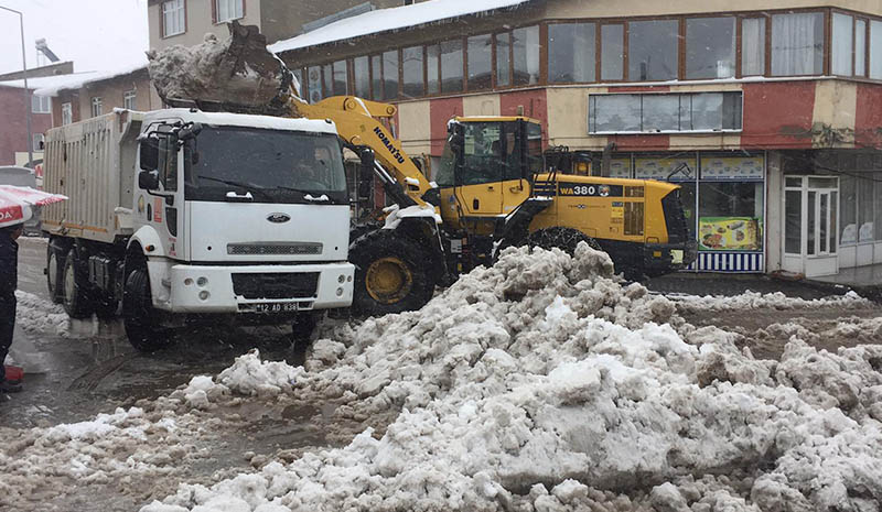 40 kamyon kar ilçe dışına atıldı