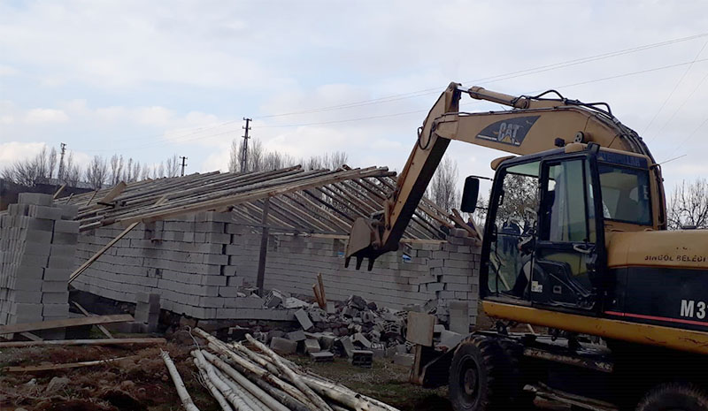 Kaçak ve metruk binaların yıkımı devam ediyor