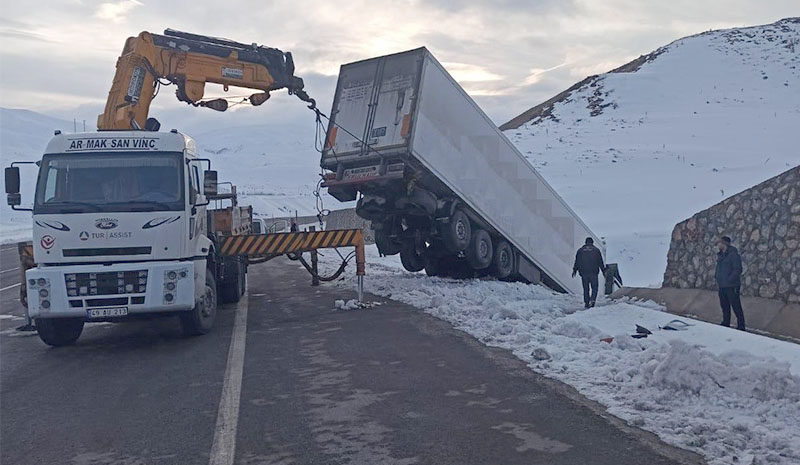 Tır yoldan çıktı: 1 yaralı