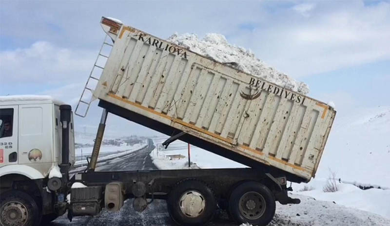 Kar, kamyonlarla taşınıyor