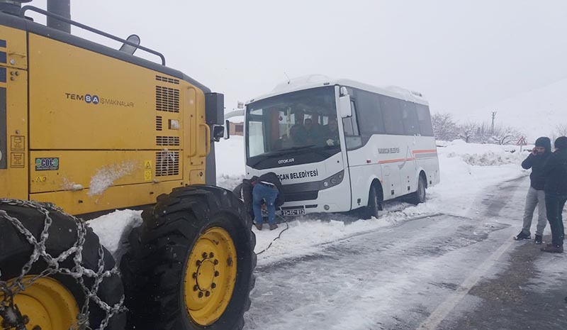 Kara saplanan midibüs kurtarıldı