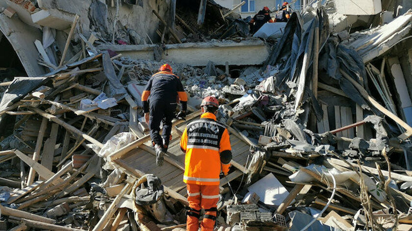 Depremde 42 kişi kurtarıldı: 3 binada arama kurtarma devam ediyor