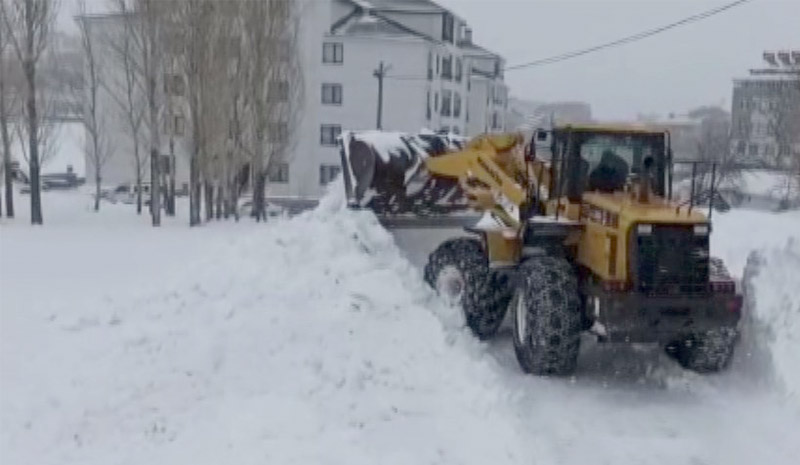 Karlıova`da karla mücadele devam ediyor