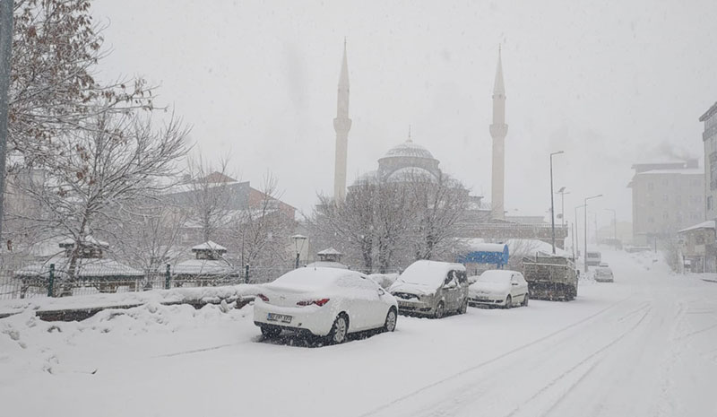 Kar ilçeyi beyaza bürüdü