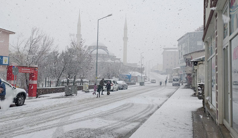 Karlıova`nın kar çilesi bitmiyor