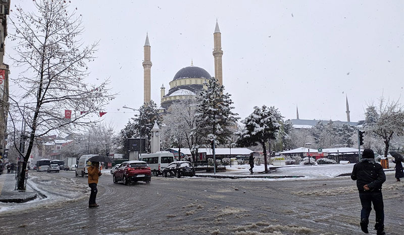 Bingöl`de kar yağışı, 281 köy yolu kapandı