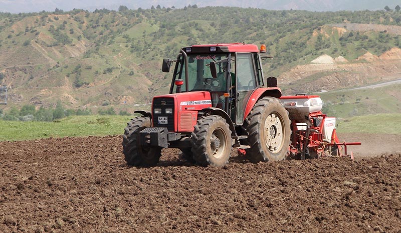 Çiftçiler, Ramazan ayında sıcak ve Covid-19`a rağmen tohumları toprakla buluşturuyor
