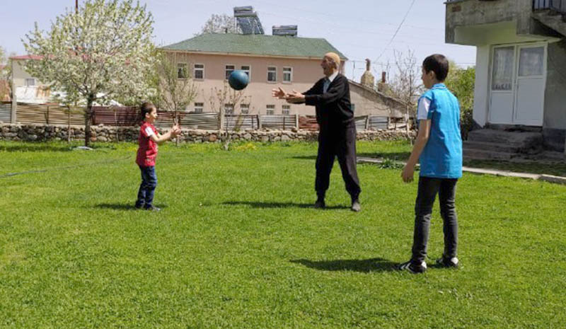 Evden çıkamayan dede ve torunları birlikte vakit geçiriyor