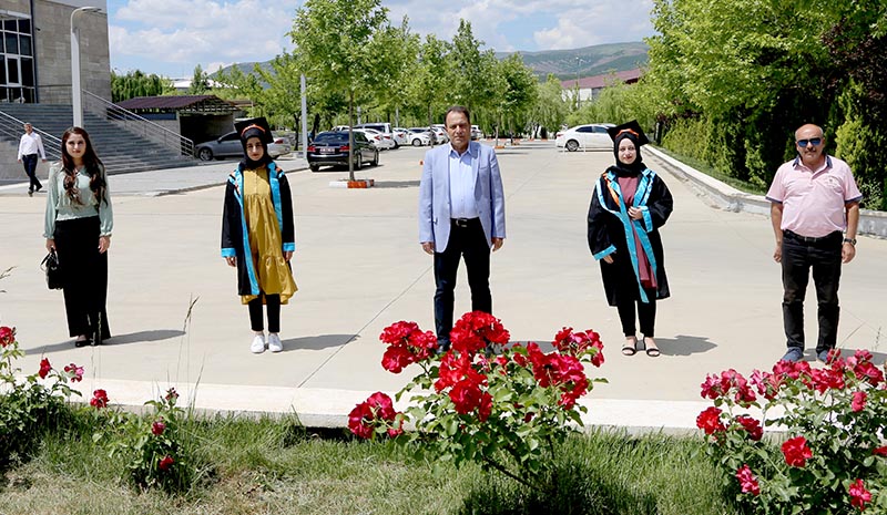 Mezuniyet fotoğrafı çektirmek için geldiler