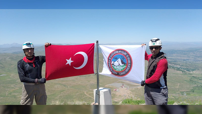 2 bin 500 rakımda Türk bayrağı açtılar