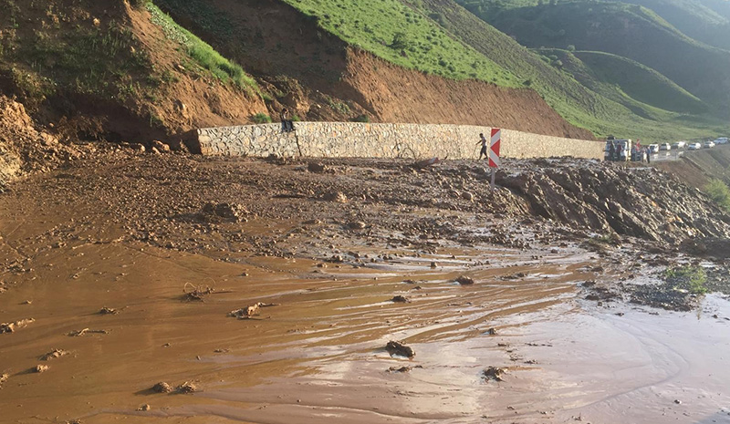 Heyelan yolu kapattı, ekipler çalışma başlattı