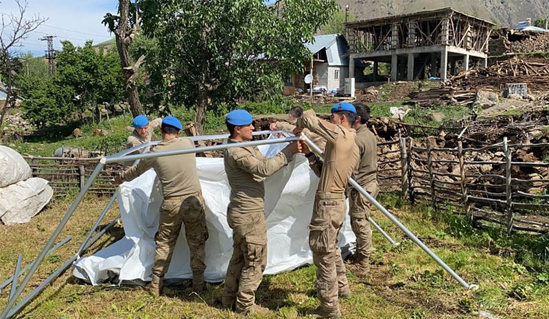 Depremde ağır hasar alan köyde çadırlar kuruluyor