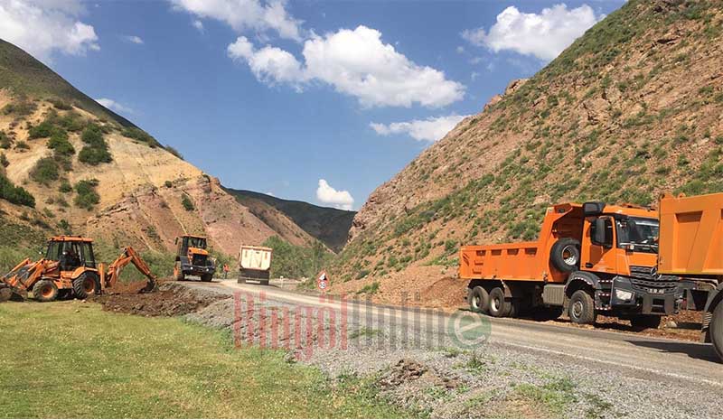 Heyelan bölgesinde yol genişletme çalışması başlatıldı