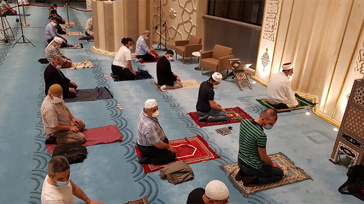 Camilerde beş vakit cemaatle namaz kılınmaya başlanacak