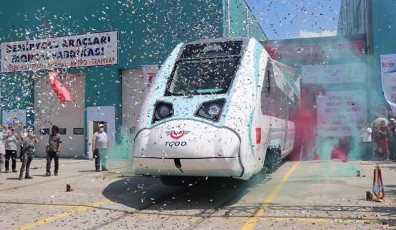 Türkiye için tarihi gün! Elektrikli milli tren raya indi