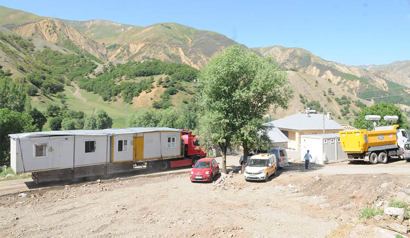 Deprem bölgesinde konteyner kurulumu başladı